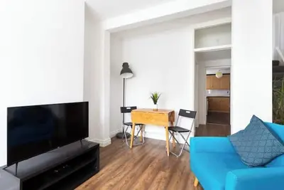 Image de Cosy 3-Bedroom Home by Ormeau Road | Cafés, Parks & City Close