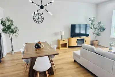 Image de Cozy & Spacious Downtown Retreat – 3br / 3. 5ba
