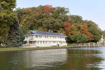 Image de Spacious Lakeside Boathouse Cottage for an Unforgettable Family Getaway in Macatawa, Michigan