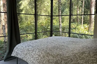 Image de Tiny house dans un bunker au milieu des bois! Idéal pour une pause en couple