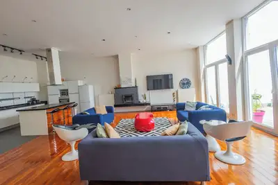 Image de Magnifique loft - Maison avec Jardin à 2min de la Station Metro Simonis.