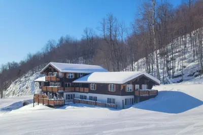 Image de Spacious 20-bedroom chalet in marvelous Whitecap Ski Resort.