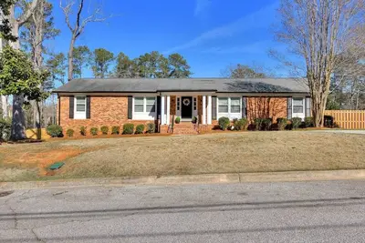 Image de Luxury 5bd/3ba in West Augusta