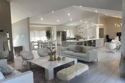 Image de Stylish 3bd w/ firepit & big backyard Tv Room