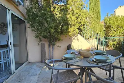 Image de Appartement de vacances dans résidence avec piscine! Climatisé