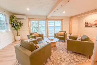 Image de Newly Renovated, Lake House Beauty close to Acadia