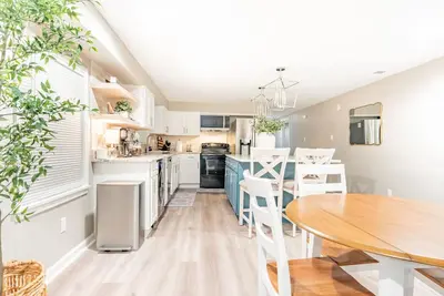 Image de Spacious Lower-Level Retreat - Modern & Comfortable