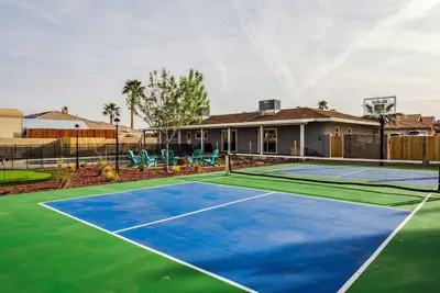 Image de Family Fun Oasis: Pool, Hot Tub, Pickleball, Theatre, Karoake & Game Room
