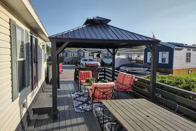 Image de Cruise Sherkston in Style! 3-Bedroom Trailer Near Amenities w/ Golf Cart