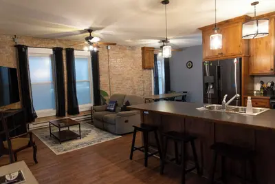 Image de Historic 2-bedroom apartment in charming downtown Glencoe