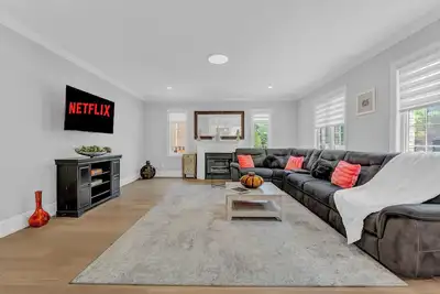 Image de Brampton Stay w/ Bar, Patio, Firepit Bbq & Games