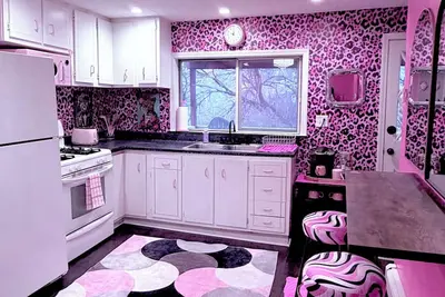 Image de Pinksburgh-Instagram/friends/brides/bdays by N. Shore/downtown/Strip pets welcome