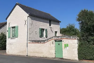 Image de Charmante Maison Ancienne près de Chinon avec Cour Privée