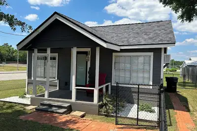 Image de Cozy 2-bedroom cottage in tranquil Longview with fenced yard and many amenities.