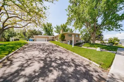 Gate City Guesthouse (Entire Triplex)