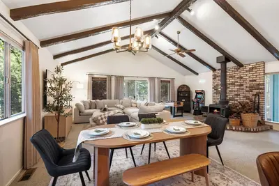 Image de Modern Cabin Escape: Game Room, Huge Deck & Fast Wifi – Near Big Trees Park