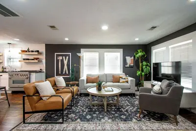 Image de Luxe Stay-2 King beds, walk to dine, coffee, shop