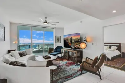 Image de Sky-High Luxury: Epic Bay Views + Resort Amenities
