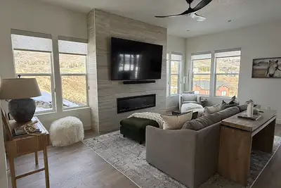 Image de Mountain Luxury, Private Hot Tub & Grill, Close to Slopes, Minutes to Historic Main Street!