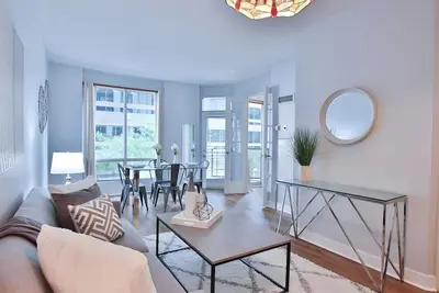 Image de Yorkville Bloor Yonge Suites- 1 minute walk to Transit