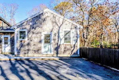 Image de Adorable. 1000 sq ft. Well maintained, tasteful updates, spacious private yard.