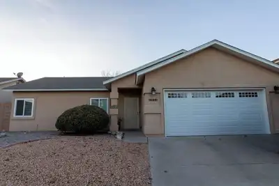 Image de 3-bedroom house in beautiful Albuquerque with cool Ac and charm