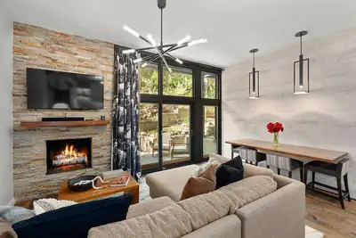 Image de Fifth Avenue Unit 105 | 2 Blocks to Skiing!