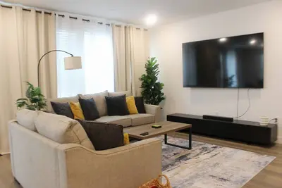 Image de Newly built 5-bedrm 3 bath home in great location lots of indoor-outdoor space