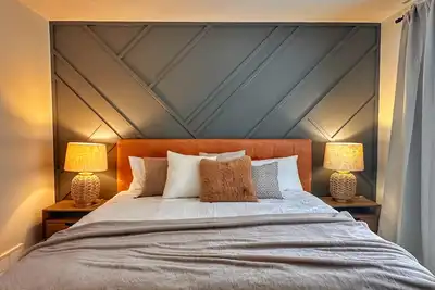 Image de Chic 4br/3ba Duplex | 7-min to UofA, Uah & Southgate