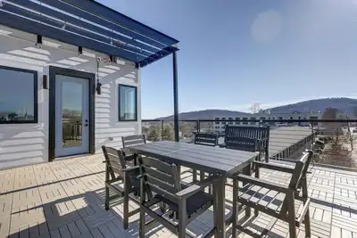 Image de Rooftop Retreat with Mtn Views | Near Downtown Mall