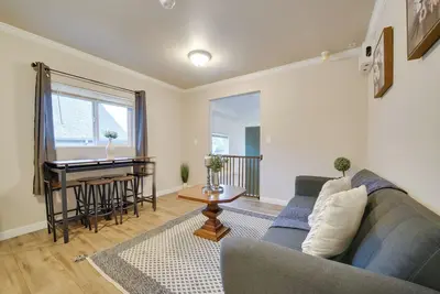 Image de 3 Mi to Dtwn Seattle: Large Home w/ Private Deck!