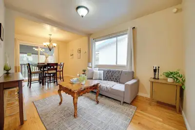 Image de 6 Mi to Downtown Seattle: Family Home w/ Yard