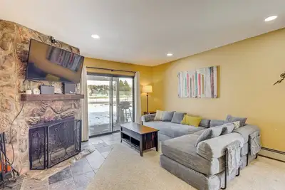 Cozy Condo: Steps to Free Winter Park Shuttle!