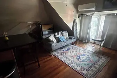 Image de Cozy Loft-Style Studio! Sleeps 4