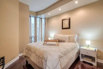 Image de RivetStays | The Yonge Exclusive Suite – 1 Bedroom + Den Condo