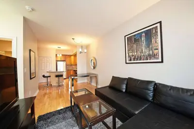 Image de RivetStays | The Icon Deluxe Suite – 1 Bedroom + Den Condo