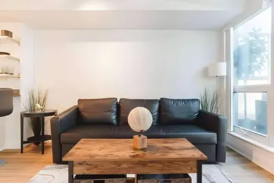 Image de RivetStays | The Yonge Luxury Suite – 1 Bedroom + Den Condo