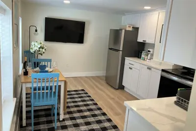 Image de 2-Bedroom Nook in Downtown Dover ~ Portsmouth/Durham ~ Parking! ~ Wine! ~ Ac!