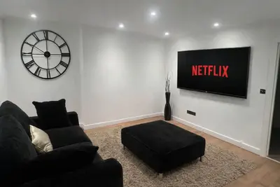 Image de Modern Spacious Home / Contractor Friendly / Luxe