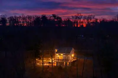 Image de Country Road Cottage-Mountain Views + Private Hot Tub + Sauna + Game Room