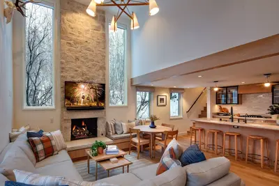 Image de Fifth Avenue Unit 201 | 3br Luxury Condo with Mountain Views, Walking Distance to Downtown Aspen