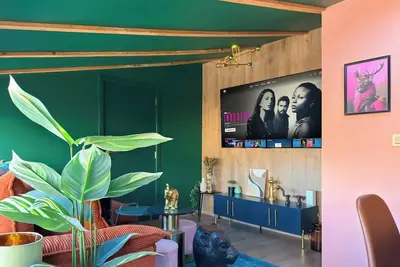 Image de Design-Led 2br with Dark Elegance, 2 Baths & Central Location