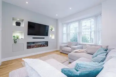 Spring Mount | 3 Bedrooms | Close to Convention Centre