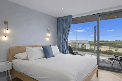 Image de Modern Apartment with Balcony, Sea Views & Parking