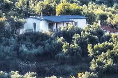 Image de Self-sufficient straw bale house in organic olive grove, with sea view