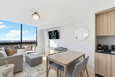 Image de Prime Location Condo |  Pool & Gym