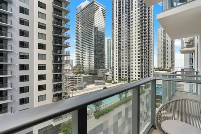 Image de Downtown Condo | Free Parking. Pool & Gym Access