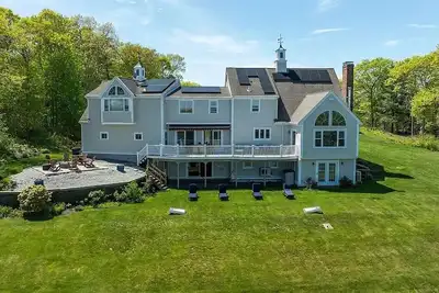 Image de Cape Cod Getaway w/Private Lake, Petting Zoo, Kayaks, Jacuzzi Tub, Gym + more!