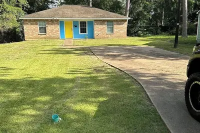 Image de Yellow Door Home by Hospitals