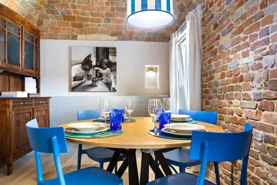 Hostdomus - The Court